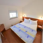 1 Bedroom Lovely In Διαμέρισμα Turanj